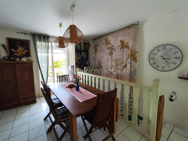 SAINT DENIS - La Montagne - Située dans un environnement calme et verdoyant, à seulement 5 minutes des rampes, cette belle villa familiale vous séduira par ses volumes généreux, son charme créole et sa vue sur l’océan.

🏡 Caractéristiques principales :

 - Surface habitable : 176,40 m² (237m² au sol)
 - Terrain : 720 m²
 - 6 chambres idéales pour grande famille ou projet locatif
 - Cuisine équipée
 - Séjour / salle à manger lumineux
 - Superbe varangue de 33 m² ouverte sur une vue mer et vous profiterez des couchers de soleil 🌅

🌴 Extérieurs :

- Jardin arboré et tropical
- Espace détente avec piscine
- Stationnement privatif
- Environnement paisible, sans vis-à-vis direct

✨ Les + :

- Charme créole avec volets colorés et varangue
- Cadre de vie serein à la montagne
- Proximité rapide des axes principaux
- Fort potentiel (résidence principale, maison familiale ou investissement locatif)