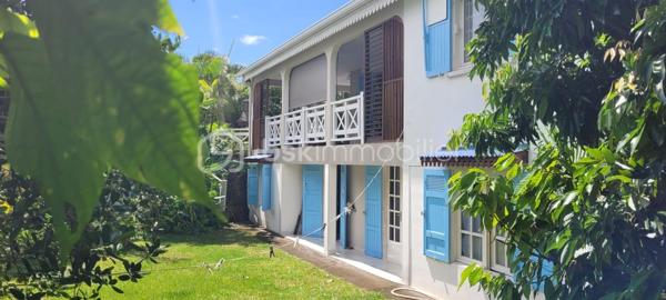 SAINT DENIS - La Montagne - Située dans un environnement calme et verdoyant, à seulement 5 minutes des rampes, cette belle villa familiale vous séduira par ses volumes généreux, son charme créole et sa vue sur l’océan.

🏡 Caractéristiques principales :

 - Surface habitable : 176,40 m² (237m² au sol)
 - Terrain : 720 m²
 - 6 chambres idéales pour grande famille ou projet locatif
 - Cuisine équipée
 - Séjour / salle à manger lumineux
 - Superbe varangue de 33 m² ouverte sur une vue mer et vous profiterez des couchers de soleil 🌅

🌴 Extérieurs :

- Jardin arboré et tropical
- Espace détente avec piscine
- Stationnement privatif
- Environnement paisible, sans vis-à-vis direct

✨ Les + :

- Charme créole avec volets colorés et varangue
- Cadre de vie serein à la montagne
- Proximité rapide des axes principaux
- Fort potentiel (résidence principale, maison familiale ou investissement locatif)