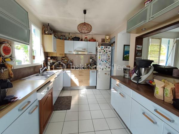 SAINT DENIS - La Montagne - Située dans un environnement calme et verdoyant, à seulement 5 minutes des rampes, cette belle villa familiale vous séduira par ses volumes généreux, son charme créole et sa vue sur l’océan.

🏡 Caractéristiques principales :

 - Surface habitable : 176,40 m² (237m² au sol)
 - Terrain : 720 m²
 - 6 chambres idéales pour grande famille ou projet locatif
 - Cuisine équipée
 - Séjour / salle à manger lumineux
 - Superbe varangue de 33 m² ouverte sur une vue mer et vous profiterez des couchers de soleil 🌅

🌴 Extérieurs :

- Jardin arboré et tropical
- Espace détente avec piscine
- Stationnement privatif
- Environnement paisible, sans vis-à-vis direct

✨ Les + :

- Charme créole avec volets colorés et varangue
- Cadre de vie serein à la montagne
- Proximité rapide des axes principaux
- Fort potentiel (résidence principale, maison familiale ou investissement locatif)