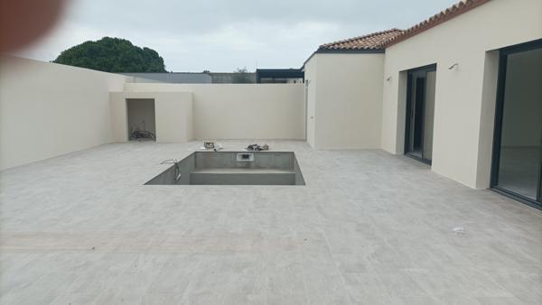 Narbonne (11100) villa neuve de plain pied avec piscine