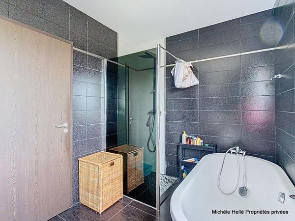 Appartement 138m2, 3 chambres, 1 bureau,1 place  voiture à l'extérieur, 1 garage fermé