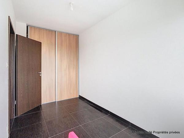 Appartement 138m2, 3 chambres, 1 bureau,1 place  voiture à l'extérieur, 1 garage fermé