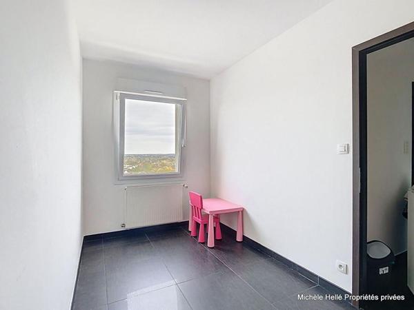 Appartement 138m2, 3 chambres, 1 bureau,1 place  voiture à l'extérieur, 1 garage fermé