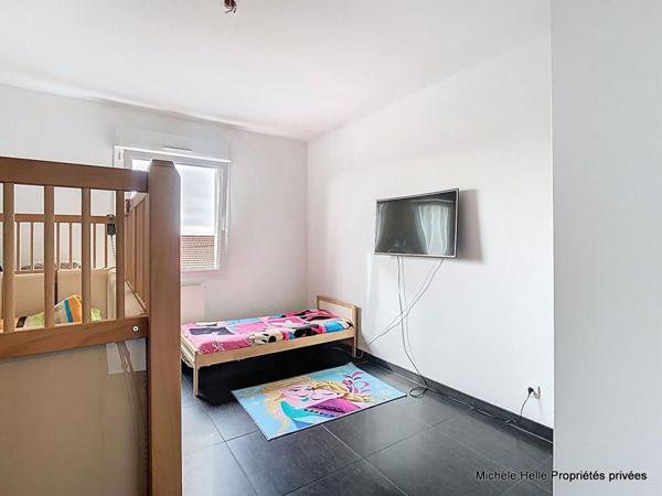 Appartement 138m2, 3 chambres, 1 bureau,1 place  voiture à l'extérieur, 1 garage fermé