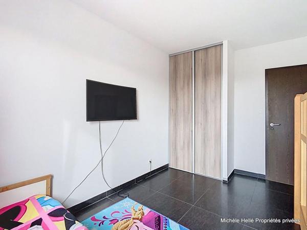 Appartement 138m2, 3 chambres, 1 bureau,1 place  voiture à l'extérieur, 1 garage fermé