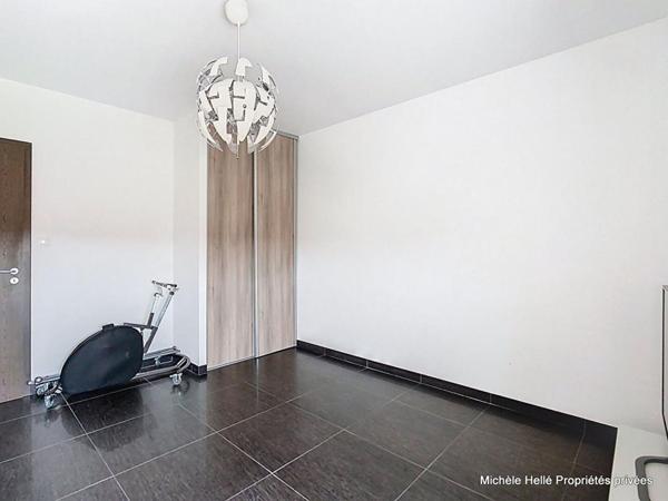 Appartement 138m2, 3 chambres, 1 bureau,1 place  voiture à l'extérieur, 1 garage fermé