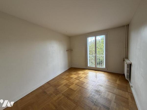 METRO SAINT MANDE - T4 avec balcon, vue sur le Bois de Vincennes, ascenseur, cave et gardien