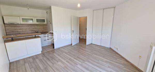 Bien situé dan Brétigny sur Orge, proche commerces et commodités (RER), venez visiter ce grand F2 de 44 m2 bien orienté avec jolie vue sur les jardins.

Au 1er étage avec ascenseur,  il se compose d'une entrée, séjour LUMINEUX avec cuisine américaine, une chambre, une salle d'eau et WC séparés, normes PMR. 

Construction récente Kaufman & Broad. Aucun travaux à prévoir. DPE en C. Consommation maîtrisées. 

A visiter sans tarder.