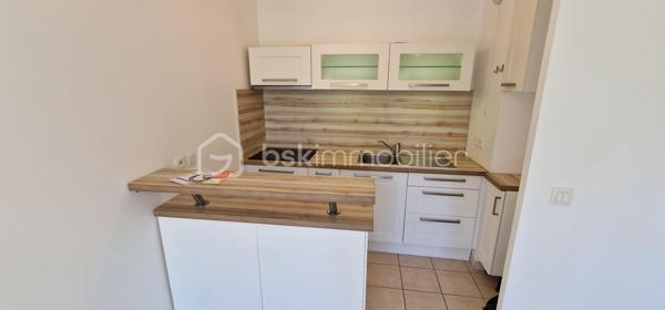 Bien situé dan Brétigny sur Orge, proche commerces et commodités (RER), venez visiter ce grand F2 de 44 m2 bien orienté avec jolie vue sur les jardins.

Au 1er étage avec ascenseur,  il se compose d'une entrée, séjour LUMINEUX avec cuisine américaine, une chambre, une salle d'eau et WC séparés, normes PMR. 

Construction récente Kaufman & Broad. Aucun travaux à prévoir. DPE en C. Consommation maîtrisées. 

A visiter sans tarder.