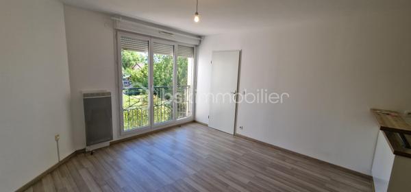 Bien situé dan Brétigny sur Orge, proche commerces et commodités (RER), venez visiter ce grand F2 de 44 m2 bien orienté avec jolie vue sur les jardins.

Au 1er étage avec ascenseur,  il se compose d'une entrée, séjour LUMINEUX avec cuisine américaine, une chambre, une salle d'eau et WC séparés, normes PMR. 

Construction récente Kaufman & Broad. Aucun travaux à prévoir. DPE en C. Consommation maîtrisées. 

A visiter sans tarder.