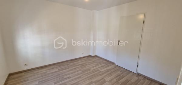 Bien situé dan Brétigny sur Orge, proche commerces et commodités (RER), venez visiter ce grand F2 de 44 m2 bien orienté avec jolie vue sur les jardins.

Au 1er étage avec ascenseur,  il se compose d'une entrée, séjour LUMINEUX avec cuisine américaine, une chambre, une salle d'eau et WC séparés, normes PMR. 

Construction récente Kaufman & Broad. Aucun travaux à prévoir. DPE en C. Consommation maîtrisées. 

A visiter sans tarder.