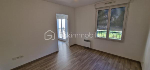 Bien situé dan Brétigny sur Orge, proche commerces et commodités (RER), venez visiter ce grand F2 de 44 m2 bien orienté avec jolie vue sur les jardins.

Au 1er étage avec ascenseur,  il se compose d'une entrée, séjour LUMINEUX avec cuisine américaine, une chambre, une salle d'eau et WC séparés, normes PMR. 

Construction récente Kaufman & Broad. Aucun travaux à prévoir. DPE en C. Consommation maîtrisées. 

A visiter sans tarder.