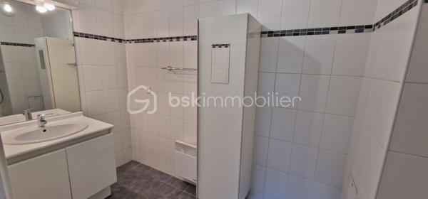 Bien situé dan Brétigny sur Orge, proche commerces et commodités (RER), venez visiter ce grand F2 de 44 m2 bien orienté avec jolie vue sur les jardins.

Au 1er étage avec ascenseur,  il se compose d'une entrée, séjour LUMINEUX avec cuisine américaine, une chambre, une salle d'eau et WC séparés, normes PMR. 

Construction récente Kaufman & Broad. Aucun travaux à prévoir. DPE en C. Consommation maîtrisées. 

A visiter sans tarder.
