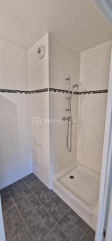 Bien situé dan Brétigny sur Orge, proche commerces et commodités (RER), venez visiter ce grand F2 de 44 m2 bien orienté avec jolie vue sur les jardins.

Au 1er étage avec ascenseur,  il se compose d'une entrée, séjour LUMINEUX avec cuisine américaine, une chambre, une salle d'eau et WC séparés, normes PMR. 

Construction récente Kaufman & Broad. Aucun travaux à prévoir. DPE en C. Consommation maîtrisées. 

A visiter sans tarder.