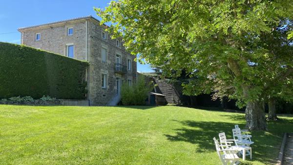 Villars (42390) Propriété de 226m2 habitables sur 3600 m2 de parc arboré et clos avec piscine et dépendance