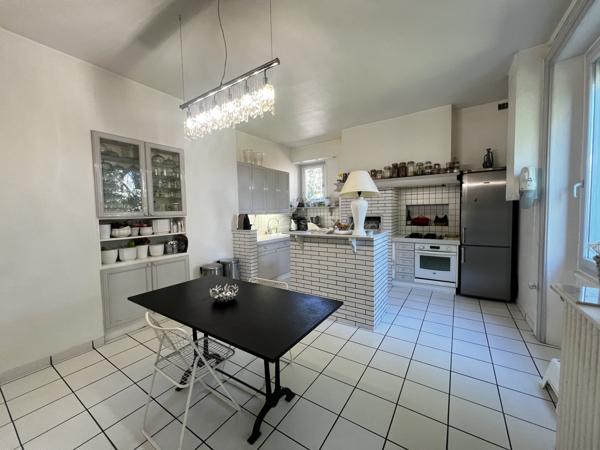 Villars (42390) Propriété de 226m2 habitables sur 3600 m2 de parc arboré et clos avec piscine et dépendance