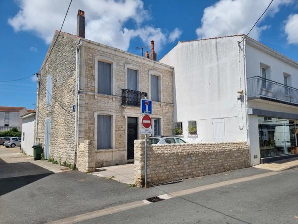 EXCLUSIVITÉ CAPIFRANCE ST-PIERRE d'OLÉRON AVendre 507m² emplacement n°1 immeuble mixte et maison en pierre
