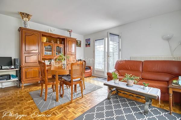 🏠 Maison en pignon – Fosses (95470)

Description du bien :
Dans un environnement calme et agréable de Fosses, découvrez cette maison de 84 m², idéale pour une famille.

Le bien se compose de :
Une entrée
Une cuisine indépendante et entièrement équipée
Un salon/séjour donnant sur la terrasse et le jardin
3 chambres
1 salle d'eau
2 WC
1 cellier
Un garage

🌳 Extérieur & environnement :
Terrain clos d'une surface de 88 m²
Jardin/terrasse
Stationnement facile (garage et place de parking)

✅ Les + :
Pompe à chaleur
Ballon thermodynamique
Fenêtres PVC double vitrage
Volets électriques

Secteur calme et résidentiel
Le tout sur un terrain fonctionnel, proche des écoles, commerces et transports (RER D, accès rapide A1/A3).
Fort potentiel !

📞 Contactez-moi pour organiser une visite !