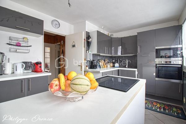 🏠 Maison en pignon – Fosses (95470)

Description du bien :
Dans un environnement calme et agréable de Fosses, découvrez cette maison de 84 m², idéale pour une famille.

Le bien se compose de :
Une entrée
Une cuisine indépendante et entièrement équipée
Un salon/séjour donnant sur la terrasse et le jardin
3 chambres
1 salle d'eau
2 WC
1 cellier
Un garage

🌳 Extérieur & environnement :
Terrain clos d'une surface de 88 m²
Jardin/terrasse
Stationnement facile (garage et place de parking)

✅ Les + :
Pompe à chaleur
Ballon thermodynamique
Fenêtres PVC double vitrage
Volets électriques

Secteur calme et résidentiel
Le tout sur un terrain fonctionnel, proche des écoles, commerces et transports (RER D, accès rapide A1/A3).
Fort potentiel !

📞 Contactez-moi pour organiser une visite !