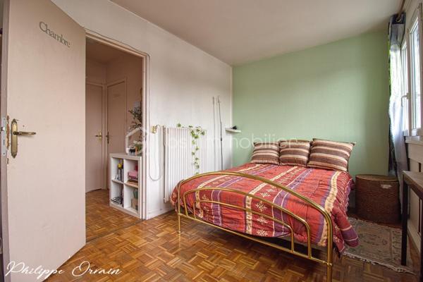 🏠 Maison en pignon – Fosses (95470)

Description du bien :
Dans un environnement calme et agréable de Fosses, découvrez cette maison de 84 m², idéale pour une famille.

Le bien se compose de :
Une entrée
Une cuisine indépendante et entièrement équipée
Un salon/séjour donnant sur la terrasse et le jardin
3 chambres
1 salle d'eau
2 WC
1 cellier
Un garage

🌳 Extérieur & environnement :
Terrain clos d'une surface de 88 m²
Jardin/terrasse
Stationnement facile (garage et place de parking)

✅ Les + :
Pompe à chaleur
Ballon thermodynamique
Fenêtres PVC double vitrage
Volets électriques

Secteur calme et résidentiel
Le tout sur un terrain fonctionnel, proche des écoles, commerces et transports (RER D, accès rapide A1/A3).
Fort potentiel !

📞 Contactez-moi pour organiser une visite !