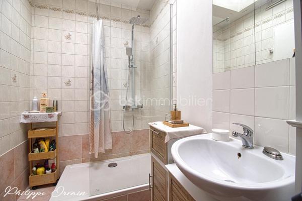 🏠 Maison en pignon – Fosses (95470)

Description du bien :
Dans un environnement calme et agréable de Fosses, découvrez cette maison de 84 m², idéale pour une famille.

Le bien se compose de :
Une entrée
Une cuisine indépendante et entièrement équipée
Un salon/séjour donnant sur la terrasse et le jardin
3 chambres
1 salle d'eau
2 WC
1 cellier
Un garage

🌳 Extérieur & environnement :
Terrain clos d'une surface de 88 m²
Jardin/terrasse
Stationnement facile (garage et place de parking)

✅ Les + :
Pompe à chaleur
Ballon thermodynamique
Fenêtres PVC double vitrage
Volets électriques

Secteur calme et résidentiel
Le tout sur un terrain fonctionnel, proche des écoles, commerces et transports (RER D, accès rapide A1/A3).
Fort potentiel !

📞 Contactez-moi pour organiser une visite !