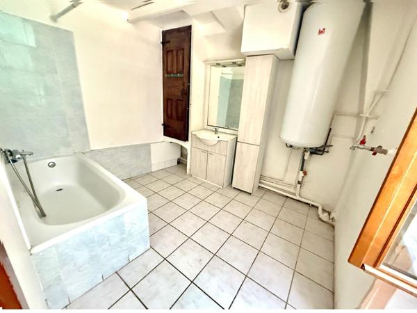 Maison de village à rénover – 72 m² sur 4 niveaux – Fort potentiel – Forcalquier