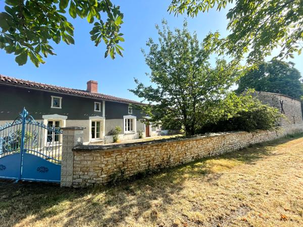 FERMETTE AVEC DEPENDANCES - TERRAIN 8402 M2