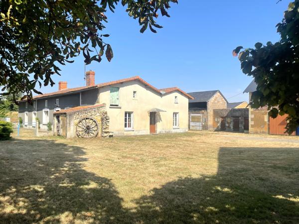 FERMETTE AVEC DEPENDANCES - TERRAIN 8402 M2