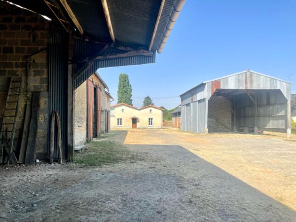 FERMETTE AVEC DEPENDANCES - TERRAIN 8402 M2