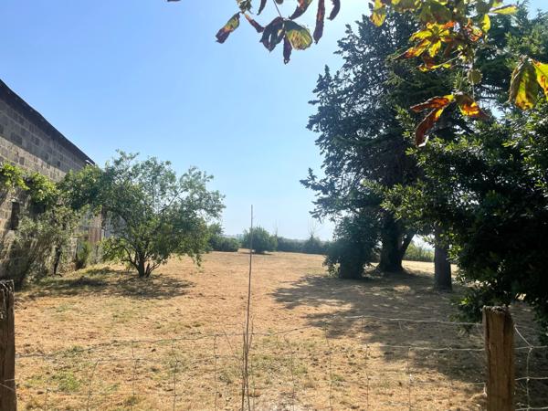 FERMETTE AVEC DEPENDANCES - TERRAIN 8402 M2