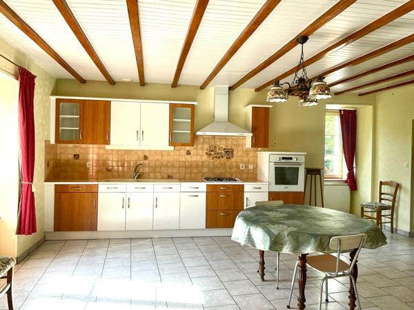 FERMETTE AVEC DEPENDANCES - TERRAIN 8402 M2