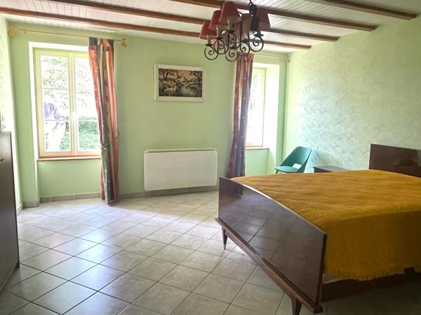 FERMETTE AVEC DEPENDANCES - TERRAIN 8402 M2