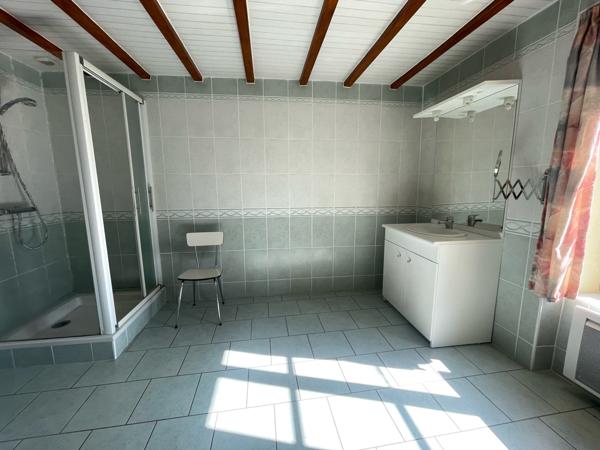 FERMETTE AVEC DEPENDANCES - TERRAIN 8402 M2