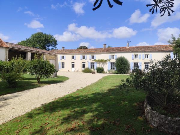 Ensemble immobilier, possibilité gites 15 mn gare de Surgères - 20 mn autoroute A10- 40 mn La Rochelle