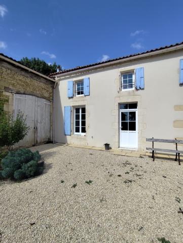 Ensemble immobilier, possibilité gites 15 mn gare de Surgères - 20 mn autoroute A10- 40 mn La Rochelle