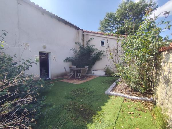 Ensemble immobilier, possibilité gites 15 mn gare de Surgères - 20 mn autoroute A10- 40 mn La Rochelle