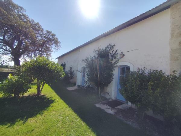 Ensemble immobilier, possibilité gites 15 mn gare de Surgères - 20 mn autoroute A10- 40 mn La Rochelle