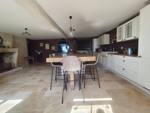 Ensemble immobilier, possibilité gites 15 mn gare de Surgères - 20 mn autoroute A10- 40 mn La Rochelle