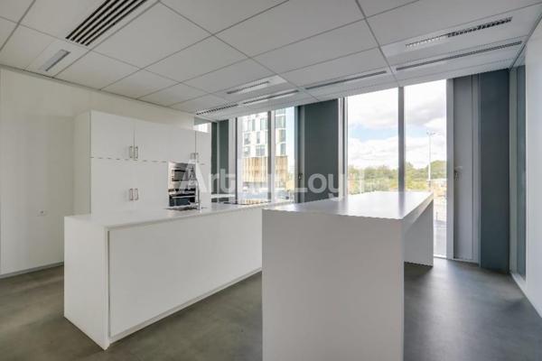 Bureaux à louer à Euralille accès direct gares et hall rénové