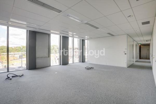 Bureaux à louer à Euralille accès direct gares et hall rénové