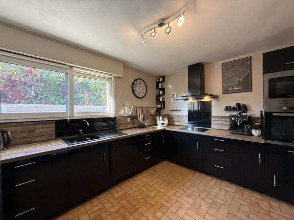 Lesconil – Jolie Maison de 100m² avec Terrasse & Garage à Quelques pas de la Plage et des Commerces