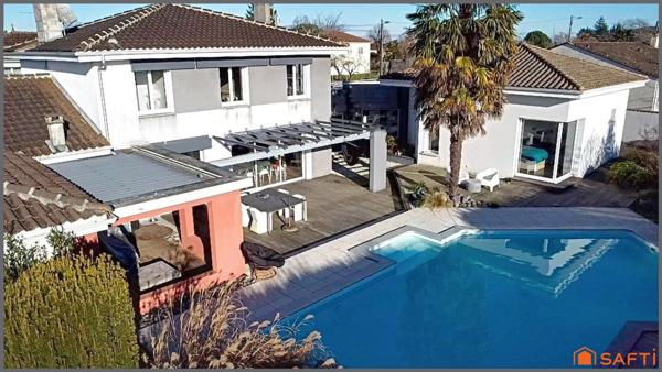 Magnifique maison rénovée et agrandie avec gout, 5 chambres, 3 sdb, terrasse, piscine et jardin clos.
