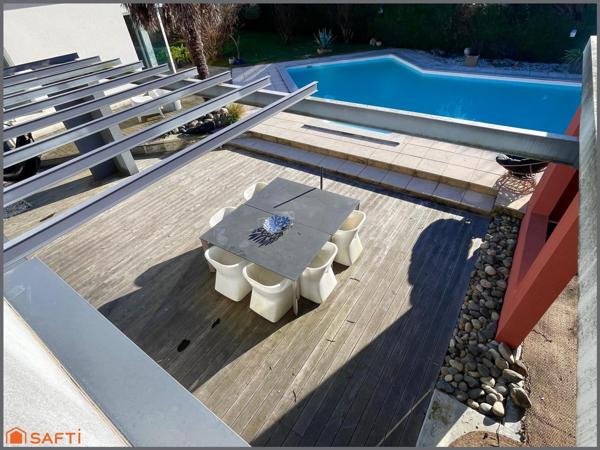 Magnifique maison rénovée et agrandie avec gout, 5 chambres, 3 sdb, terrasse, piscine et jardin clos.