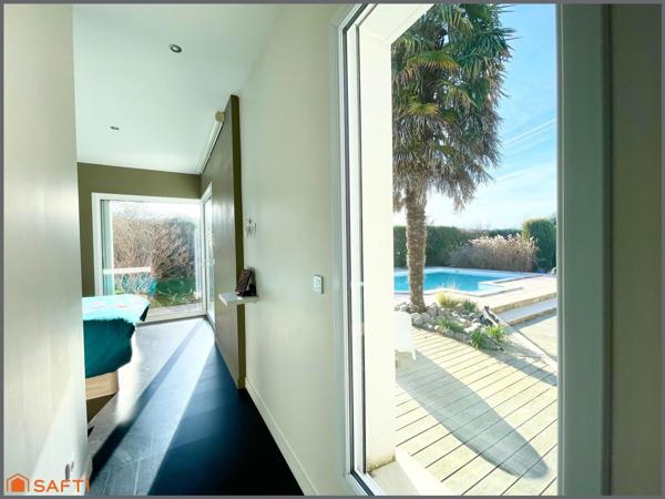 Magnifique maison rénovée et agrandie avec gout, 5 chambres, 3 sdb, terrasse, piscine et jardin clos.