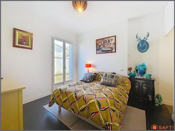 Magnifique maison rénovée et agrandie avec gout, 5 chambres, 3 sdb, terrasse, piscine et jardin clos.