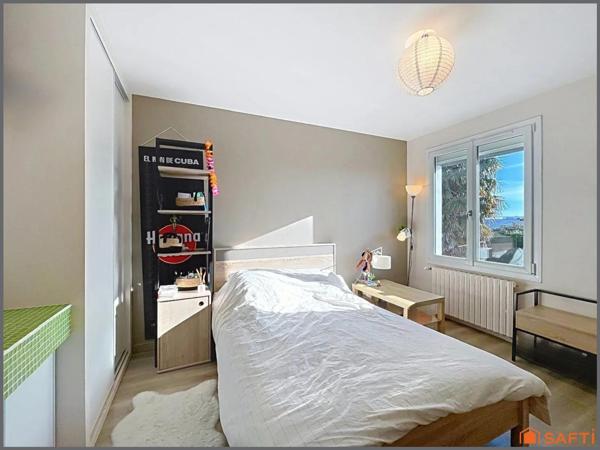 Magnifique maison rénovée et agrandie avec gout, 5 chambres, 3 sdb, terrasse, piscine et jardin clos.