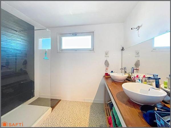 Magnifique maison rénovée et agrandie avec gout, 5 chambres, 3 sdb, terrasse, piscine et jardin clos.