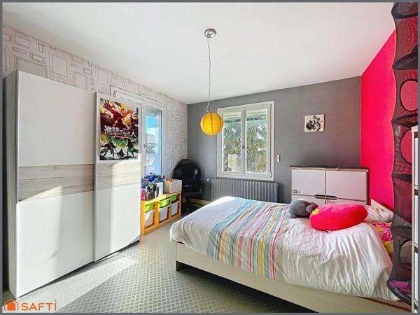 Magnifique maison rénovée et agrandie avec gout, 5 chambres, 3 sdb, terrasse, piscine et jardin clos.