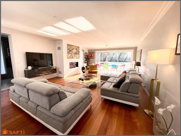 Magnifique maison rénovée et agrandie avec gout, 5 chambres, 3 sdb, terrasse, piscine et jardin clos.