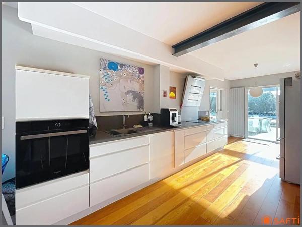 Magnifique maison rénovée et agrandie avec gout, 5 chambres, 3 sdb, terrasse, piscine et jardin clos.